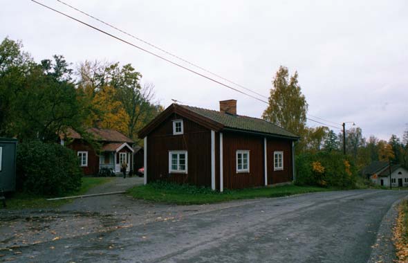 Arbetarbostäderna på hyttbacken eller kuskstugorna. Utgörs av två boningshus med uthus och källare. Husen nyttjades tidigare som kusk- eller körbostäder. Därefter som bostad för hyttarbetare.