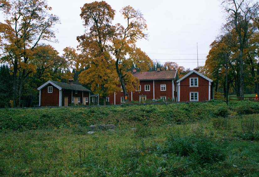 Nämndemansgården eller Nedre herrgården. Gården uppfördes under 1830-talet. Har tjänstgjort som bostad för brukspatronerna på orten. Gården består av ett tvåvånigt boningshus med tvenne flyglar.