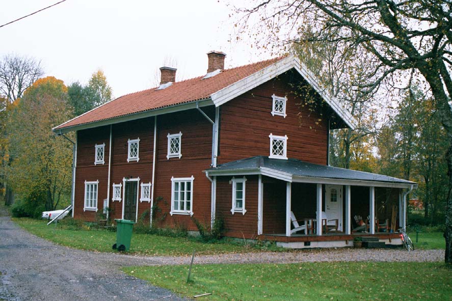 Sädesmagasinet och tvättstugan. Öster om Nedre herrgården ligger ett f.d. sädesmagasin, i vilket nu delvis är inrett bostadsutrymmen.