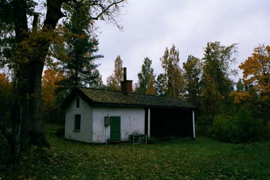 Gruvarbetarbostaden. Storgruvetorpet. Stugan på höger sida om gruvan är ett gammalt gruvarbetartorp, sedan många år använt som lagerlokal och sommarbostad.