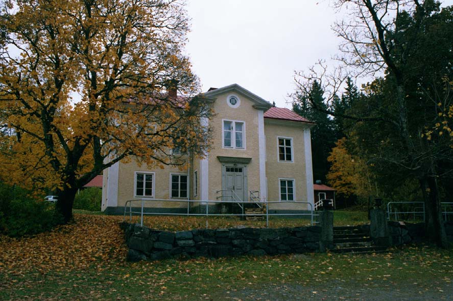 Pershyttans skola. Pershyttans skola, nu nedlagd. Folkskolan upphörde 1965, under det småskolans båda klasser hade sin sista årsavslutning 1966.
