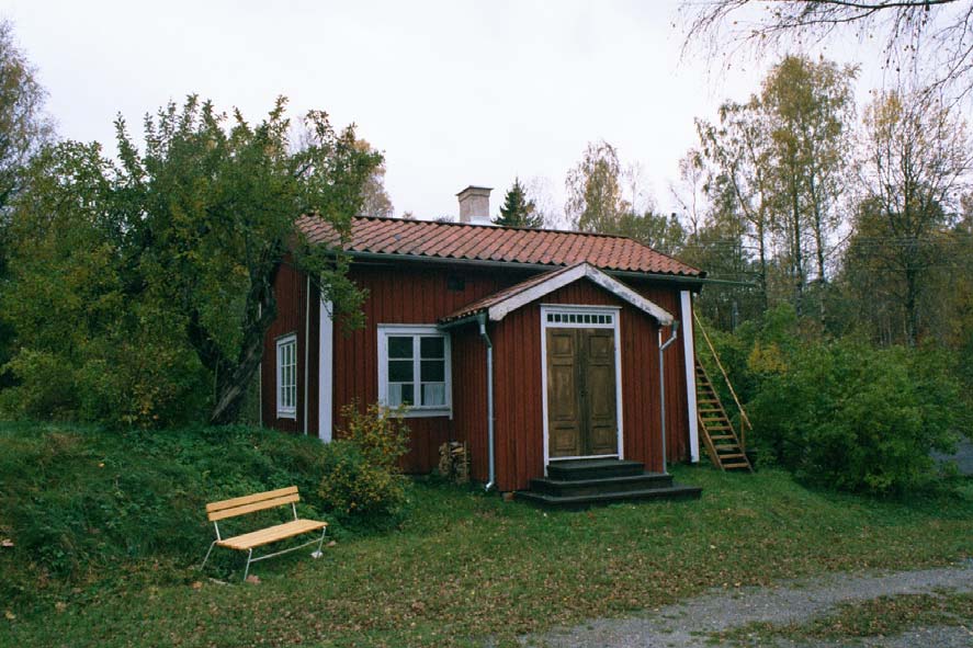 Kvarnen och mjölnarstugan. Denna damm kallades förr för Sågdammen, då den var kraftkälla för byns såg, som i början drevs med vattenhjul och senare med turbin.