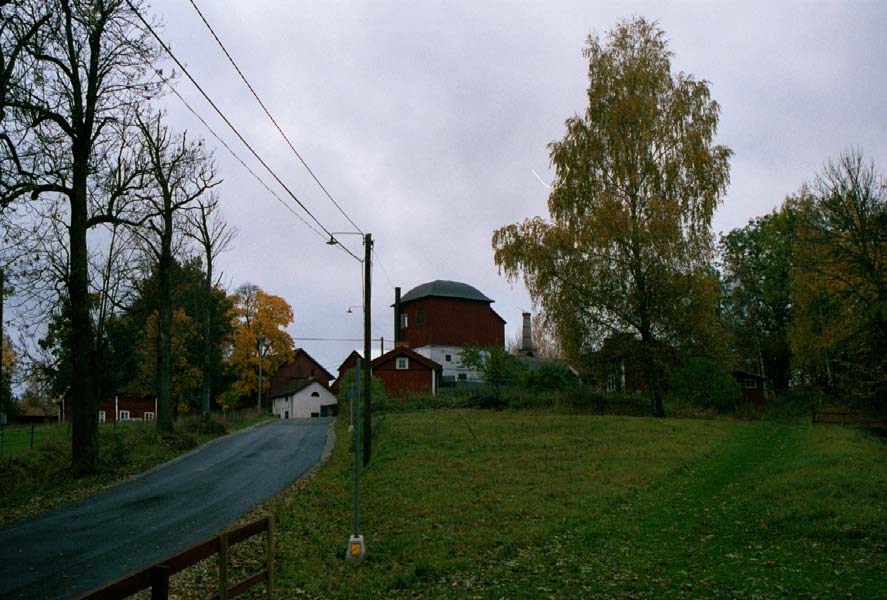 Stånggången. Från hjulhuset leder en stånggång eller Polhemsgång, vilken drevs av vattenhjulet. Detta bergspel användes som kraftöverföring till bergsuppfordringsanordningar vid de olika gruvorna.