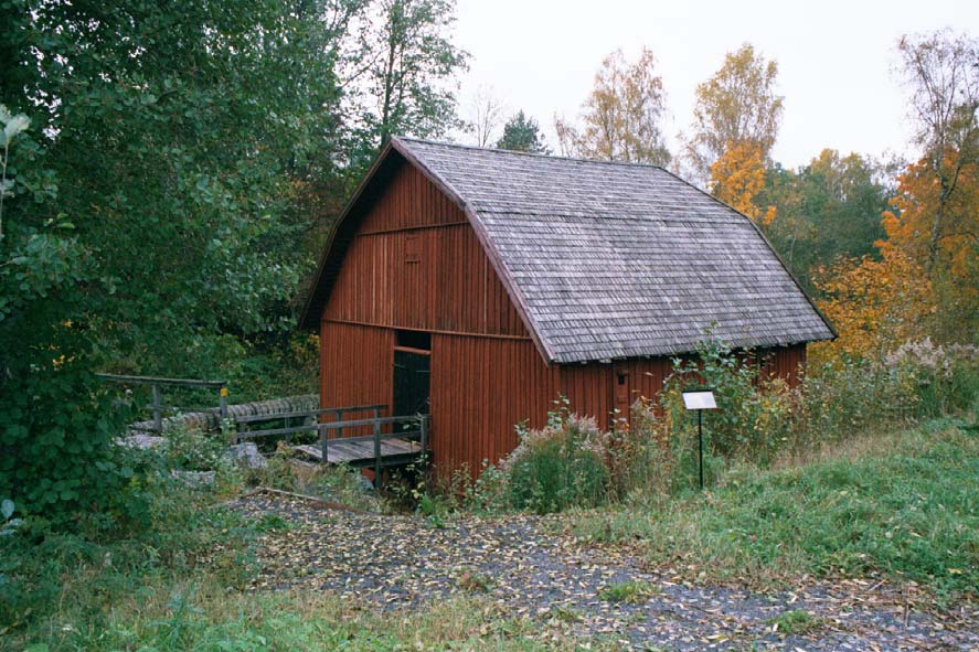 Hjulhus för Lockgruvan. Hjulhus med vattenhjul för Lockgruvans konstgång. Vattenrännans intag syns i husets västra vägg. Vattenhjulet kan beses genom dörren till höger i gaveln av huset.