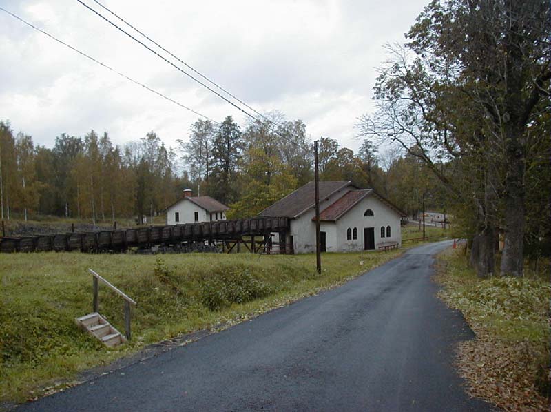Hjulhuset och stånggången. Det vita huset i bakgrunden inrymmer ett museum. Domaregården. Den vackra bergsmansgården med sina flyglar, som ligger väster om hyttdammen, kallas för Domaregården.
