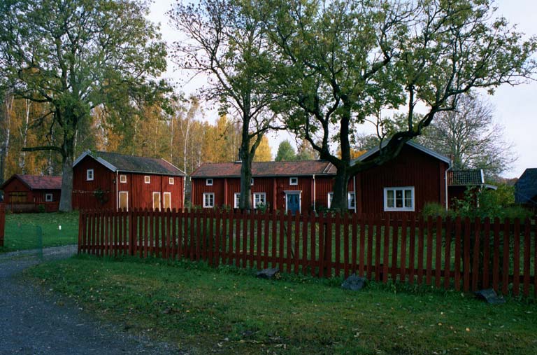 Byggnaden används som boningshus. Den västra flygeln är en visthusbod av äldre typ med separata ingångar till respektive utrymmen.