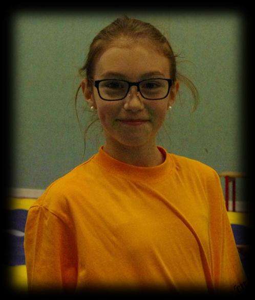 Krumelur- gymnasten Namn: Ella Alhällen Ålder: 12 år Grupp i Gymmix: Rubiner Intressen: Gymnastik, Favoritmat: Pizza och tacos Favoritfärg: Rosa Familj: mamma, pappa,