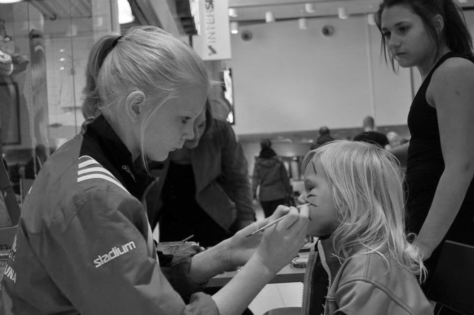 Världens Barn 2012 Fotograf Göran Klingensjö Årets insamling till förmån för Världens Barn på Tuna Park den 6-7 oktober gav drygt 20 000 kr till organisationen.
