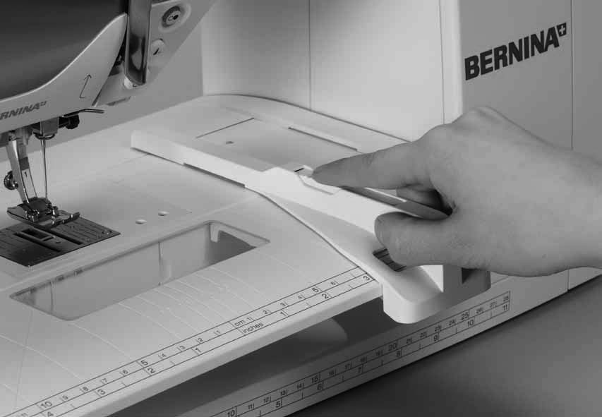 10 Förbered sömnad Fotpedal A Innan sömnaden rulla ut sladden sätt in kontakten i avsett urtag A dra ut sladden till önskad längd och haka i den vid B eller C B Reglera syhastigheten Genom att trycka