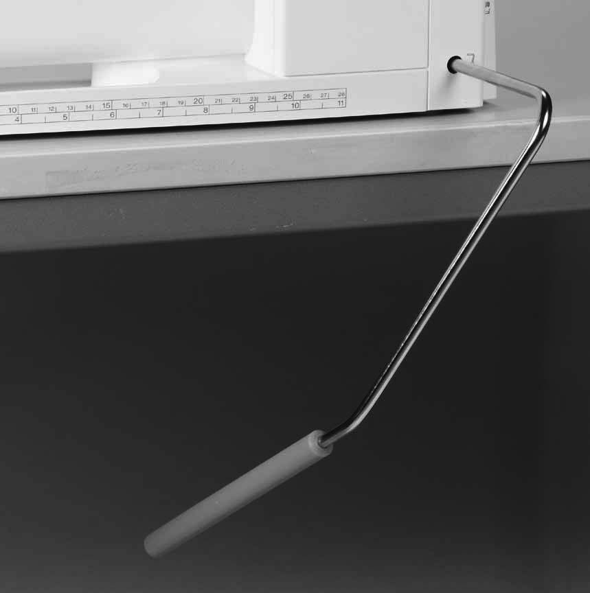 Förberedelse av sömnad 11 Knäspak (FHS = Fri-Hands-System) Syfoten höjs eller sänks med knäspaken.