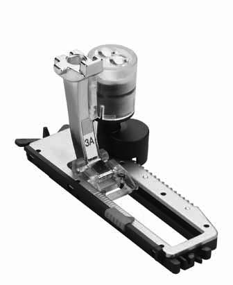 6 Tillbehör Syfotsfäste och sulor levereras med BERNINA 530 1 7 2 5 8 3 4 6 9 10 1 Syfotsfäste 2 Nr. 1 Sula för matarstyrda sömmar 3 Nr. 2 Overlock-sula ** 4 Nr.