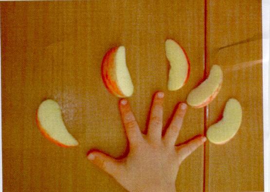 Max, 3:4 år visar hur många äpple- Bitar han vill ha genom att rita ett sicksackmönster.