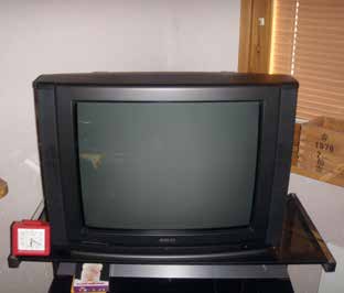 Elapparater Stäng av strömmen till TV:n på natten och när du ska gå hemifrån. TV:n har en strömknapp som du kan trycka av och på.
