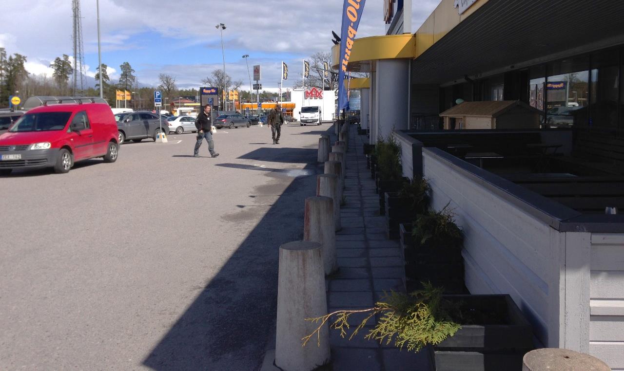 8 Trivector Traffic Figur 8 B: Gångväg till butiker i Norra Mölnvik som har en trappa som innebär att personer med rörelsenedsättning tvingas ta en omväg via körytorna.