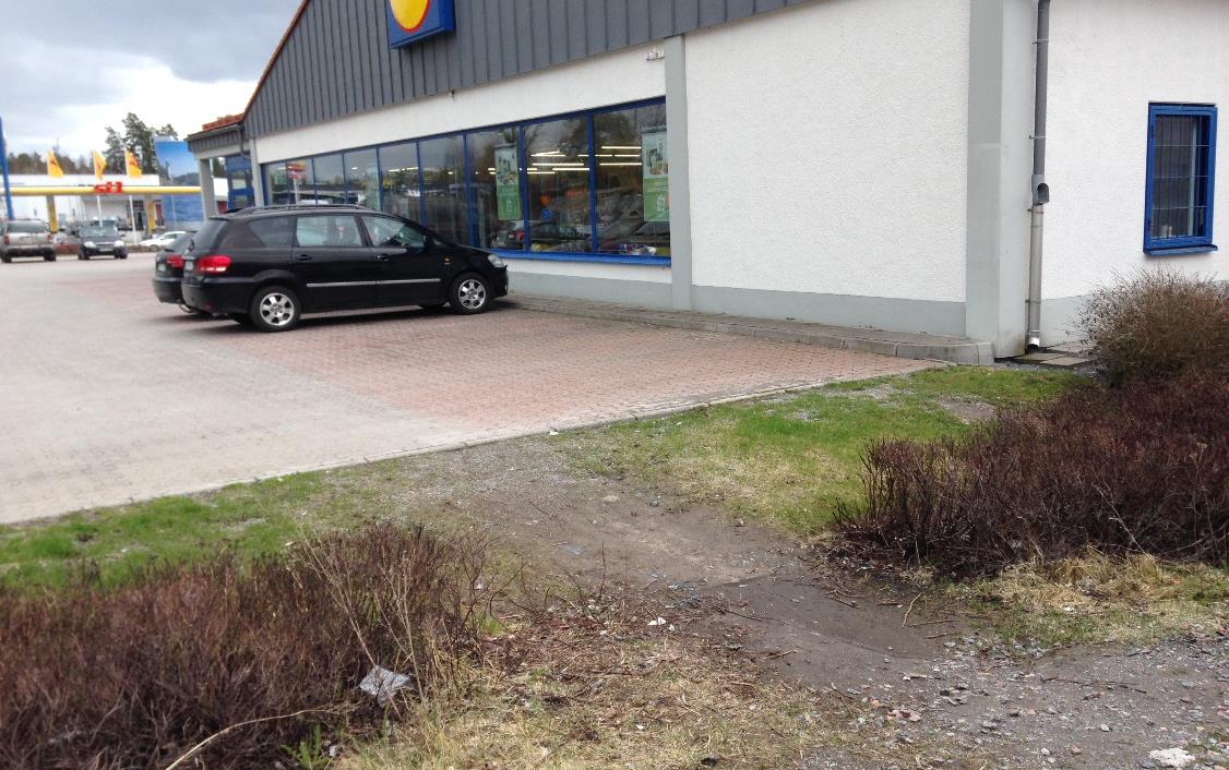 9 Trivector Traffic Figur 10 D: Gångyta saknas på ena sidan av Medeas väg i Mölnviks södra handelsområde, men ytan används ändå