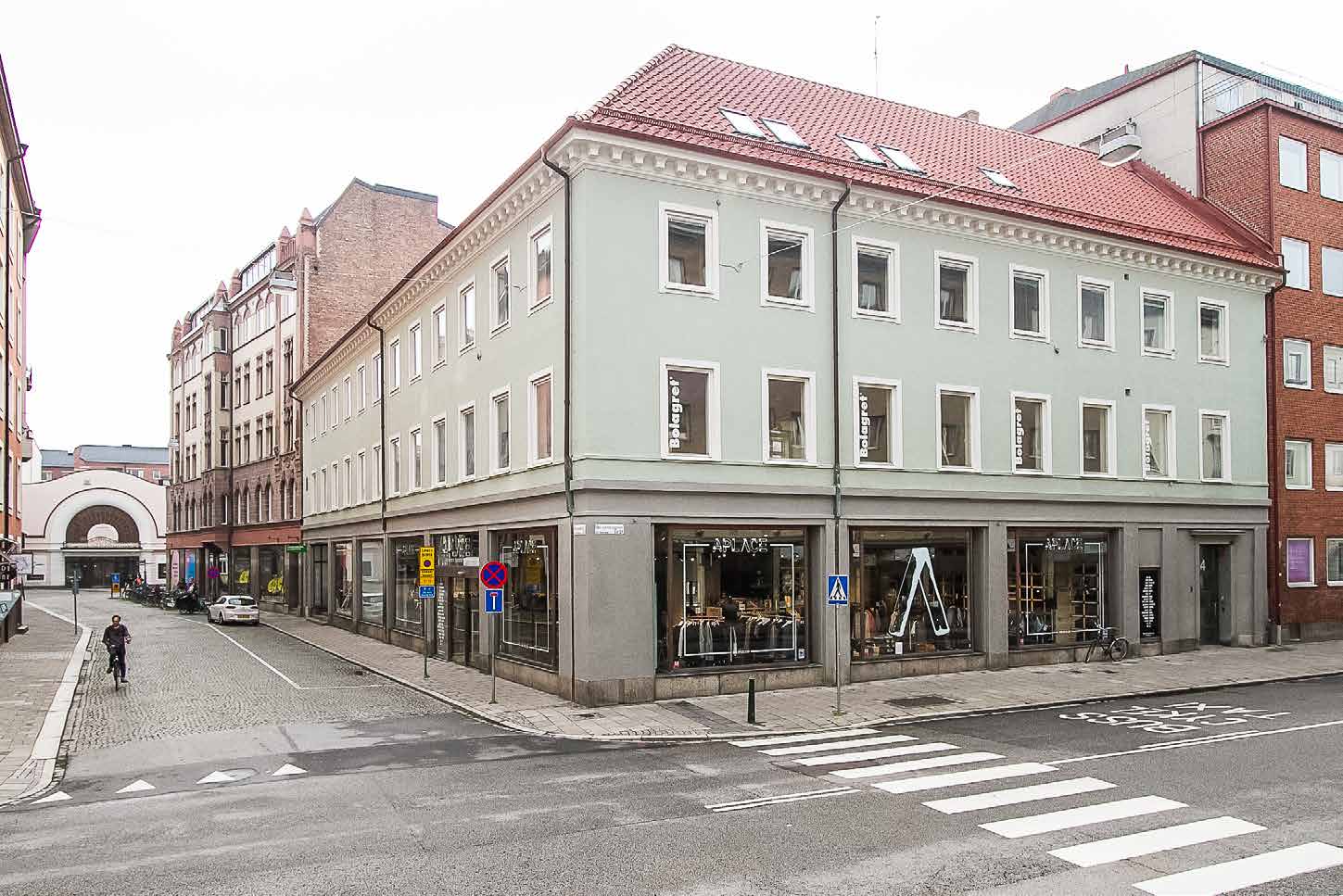 Tidstypisk charm mitt i centrum Björnen 1 är en vacker byggnad från början av 1900-talet. Arkitekturen är tidstypisk och mycket dekorerad. Fastigheten erbjuder både handel, kontor och kontorshotell.