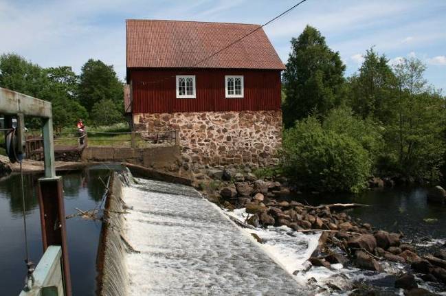 Alternativ 2 Slitsränna i anslutning till kraftverket I det för tillfället ej nyttjade flodutskovet, strax väster om kraftverket, anläggs en s k slitsränna med en lutning på ca 5 % (se bild 4-6 samt