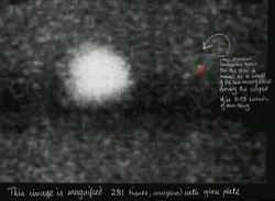 Avvikelser från förväntade resultat Är det bra? Merkurius bana avviker också från Newtons mekanik (lite!) En ny planet? Vulcan? Svar Einsteins allmänna relativitetsteori!