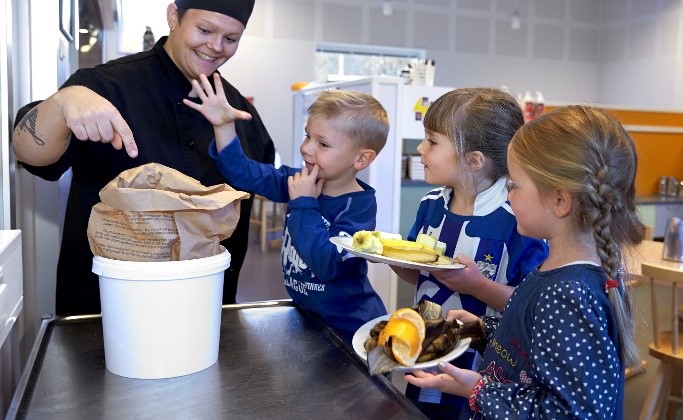 Förskolor sorterar matavfall! Under hösten har 21 förskolor i Skövde börjat sortera matavfall. I Falköpings kommun har matavfall samlats in från kommunala storkök sedan en längre tid.