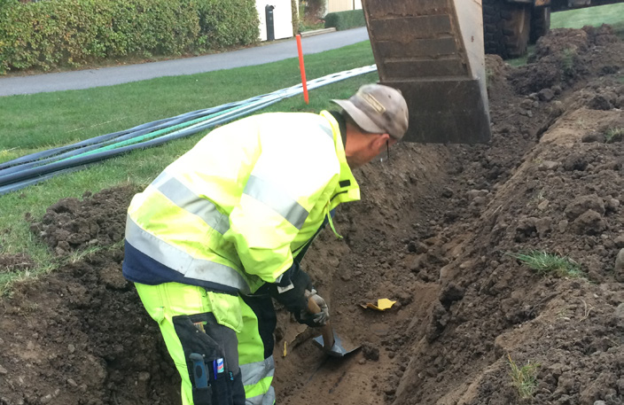 Nyförläggning av kraftkabel. Den kabel som skulle bytas ut låg under trädlinjen och längre bort även kullen vilket förhindrade återvinning.