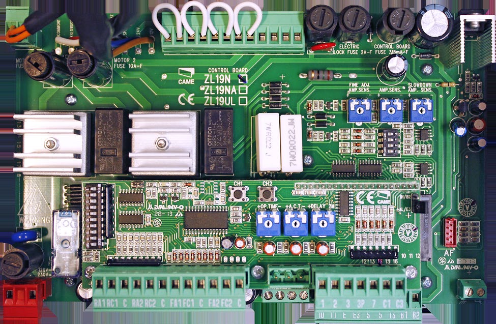 OPT A.C.T. DELAY FINE ADJ AMP SENS AMP SENS SLOWDOWN AMP. SENS Trimpotentiometrar: 6. FINE ADJ. AMP. SENS - Finjustering av strömbegränsning vid normalfart. 7. AMP. SENS. - Strömbegränsning, normalfart.