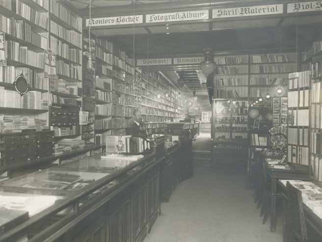 INTERIÖR FRÅN AUGUST RIETZ BOK- OCH PAPPERSHANDEL SOM LÅG I HUSET FRAM TILL MITTEN AV 1920-TALET. FOTO U.Å., SSM FA34040. Byggnaden har en växlingsrik historia som börjar redan på 1640-talet.