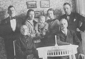 4 Till vänster Familjen Sword med de yngre barnen i USA omkring år 1933. Till höger Detta hus köpte Alma och Axel Svärdsudd när de kom till Chicago (7249 S.Paulina St.