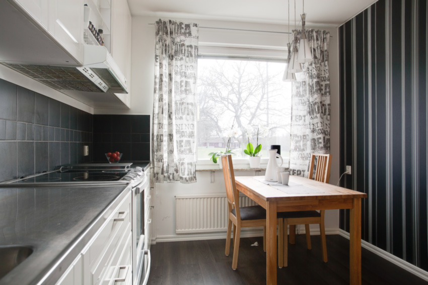 Berga Hemtrevligt, välskött och praktiskt boende endast en halvtrappa upp. Lägenheten har renoverat kök och helkaklat badrum. Två sovrum i bra storlek med goda förvaringsmöjligheter.