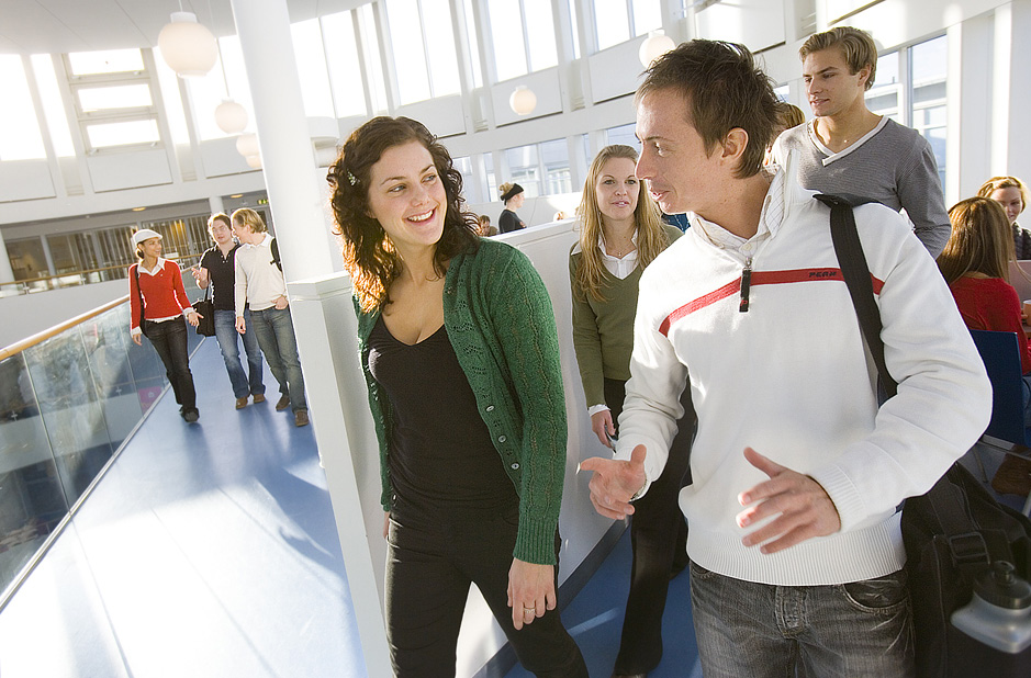 Ett bra val Handelshögskolan ligger på Umeå universitets campus och hos oss läser 2000 av universitetets 37500 studenter.