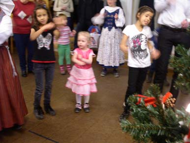 Sid 12 Våra folkdräkter Spånga Folkdansgille äger 16 dräkter, som är sydda av medlemmar under årens lopp, några har vi fått köpa av de som slutat dansa och en dräkt är skänkt av en medlem.