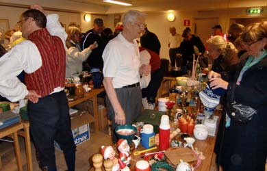 Sid 14 Sid 15 Tjeckisk polka inbjöd till joddlande och rop Lotterierna och tombolan lockade många att pröva lyckan Många stannade för att se på folkdansarna, som gjorde ett fartfyllt och roligt