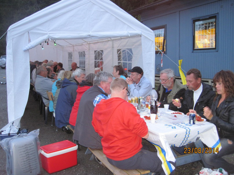 Endast en båtplats per medlem/fastighet är tillåtet. Om utrymme i hamnen medger kan dock medlem efter ansökan få disponera ytterligare en (1) plats.