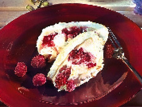 4 Foto: Stewen Quigley Hallonmarängtårta Ingredienser 6 personer 1 msk smör 4 st äggvitor 1,75 dl strösocker 150 g philadelphiaost 2 dl crème fraiche 1 tsk vaniljsocker 1 msk florsocker 125 g hallon,