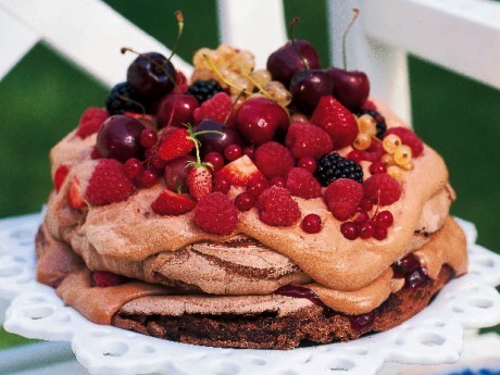 7 Foto: Ulf Svensson Chokladpavlova med körsbär Ingredienser 8 bitar Chokladmaräng: 6 dl florsocker 4 st äggvitor 65 g mörk choklad 3 msk kakao Ljus chokladmousse: 150 g mjölkchoklad 4 dl vispgrädde