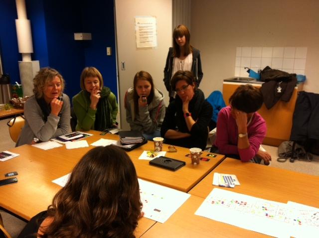 Elin leder sedan workshop 2 där vi analyserar planlösningar över de förskolor och skolor som vi gjort studiebesök på.
