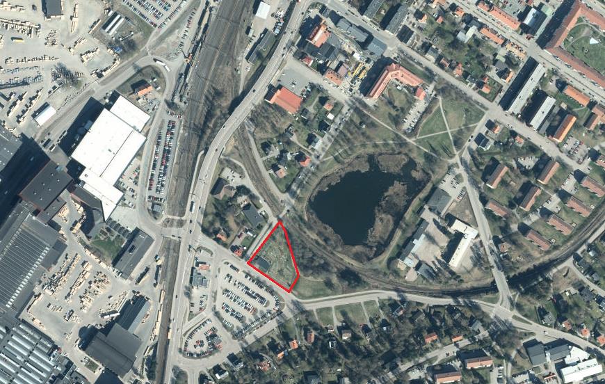 1 Uppdrag På uppdrag av Ludvika kommun har Sweco Civil AB utfört en geoteknisk undersökning för planerad parkeringsyta vid bangolfanläggningen längs med Malmgatan i centrala Ludvika.