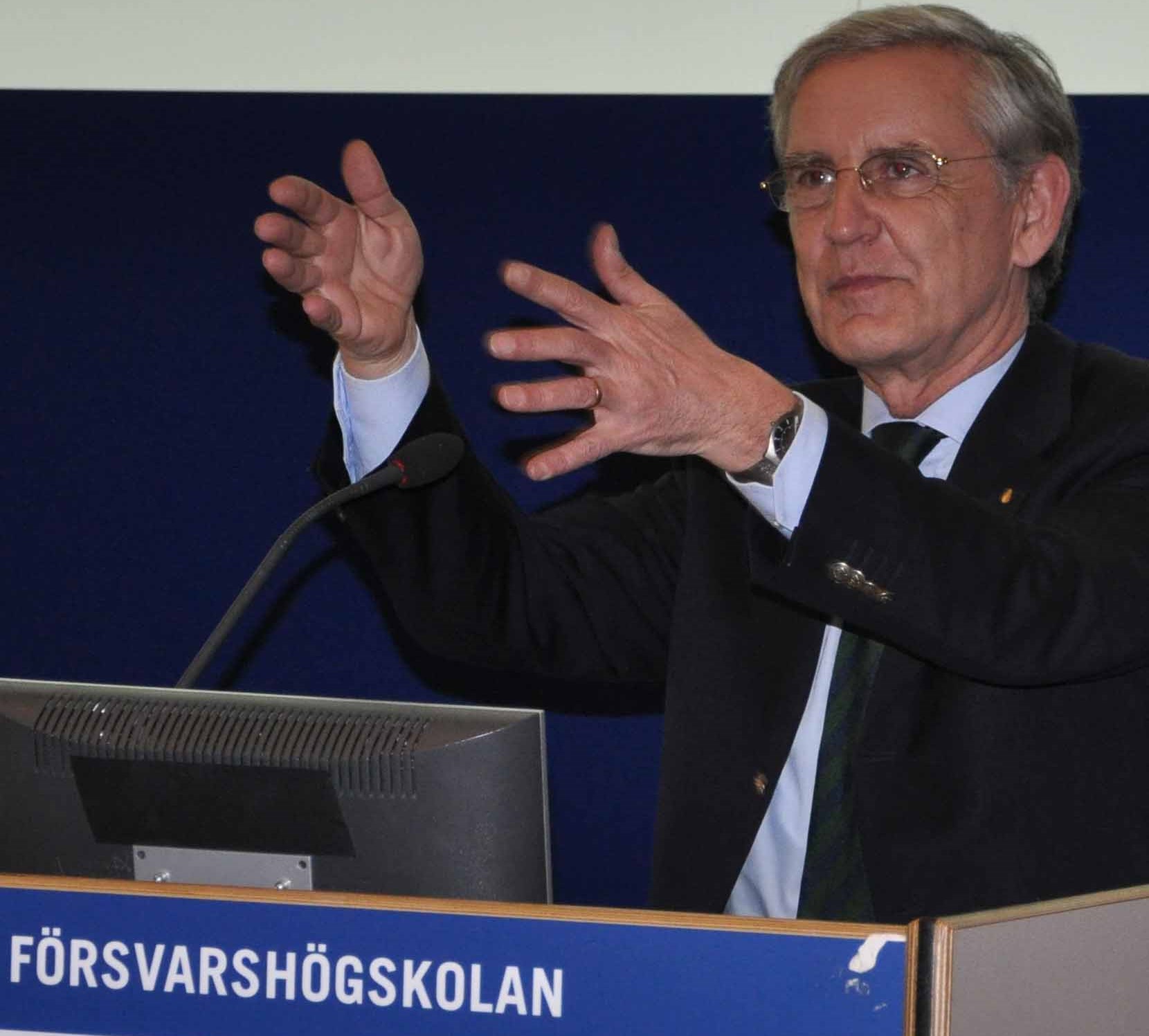 Host Nation Support (HNS) Sveriges möjligheter att ta emot hjälp Den 9 april genomfördes i FTK regi, vid Försvarshögskolan (FHS), ett välbesökt seminarium med temat: Host Nation Support (HNS) -
