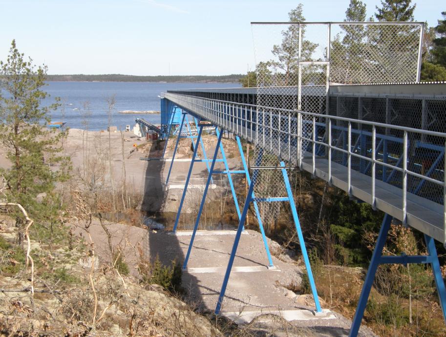 Foto 5.2 Exempel på bandtransportör på mark och med undergång för viltpassage.