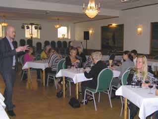 Sammankomst för medresenärer vid Svarta Örns Ordens Landsmöte i Borås Undertecknat hade nöjet att deltaga i programmet som ordnats för damerna. Det började med välkomstkaffe på Svarta Örns lokalen.