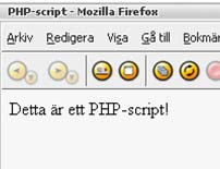 Figur 1. Till vänster visas koden för ett enkelt php-script som skriver ut texten Detta är ett PHP-script!. Till höger visas resultatet i webbläsaren.