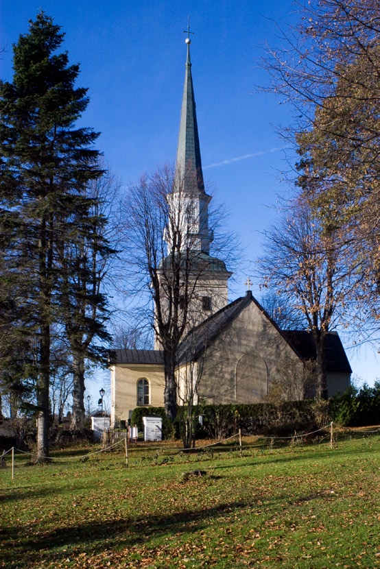 ekerö kyrka 5 Exteriör från söder. Exteriör från öster. och lind. Av dessa träd finns ännu flera bevarade och bildar en sammanhållande trädkrans.