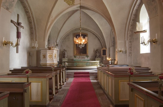 6 ekerö kyrka ter bakom altaret igen liksom norra korsarmens fönster mot norr. Sakristians norra fönster vidgades 1732 samt 1862 och försågs med galler 1840.