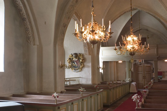 ekerö kyrka 7 Interiör mot södra korsarmen. Interiör mot väster.. Möjligtvis utförde Nikodemus Tessin d y ritningarna till korsarmarna, åtminstone medverkade han vid det norra gravkorets välvning.