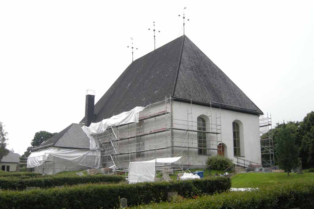 Figur 9. Kyrkan från nordväst under pågående fasadrenovering. Foto: Daniel Olsson, Länsmuseet Gävleborg 2012-08-14.