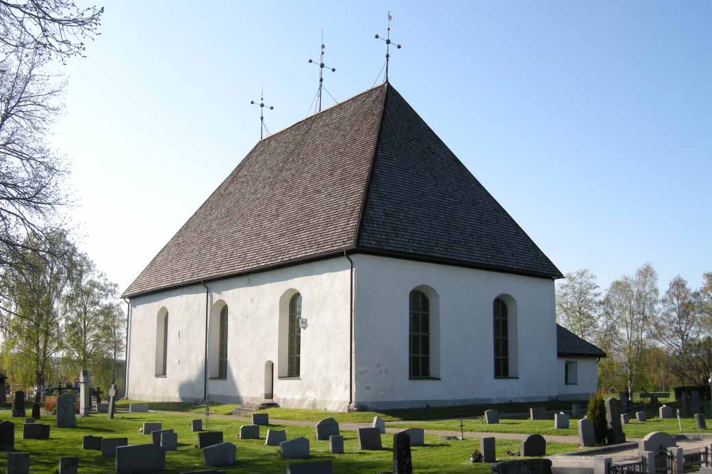 Figur 2. Kyrkan från sydöst innan renoveringen inleddes. Foto: Daniel Olsson, Länsmuseet Gävleborg 2012-05-22.