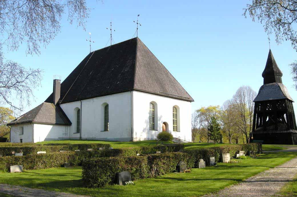 HISTORIK OCH BESKRIVNING Bjuråkers nuvarande kyrka stod färdig 1750 efter att den tidigare medeltida stenkyrkan på platsen hade brunnit.