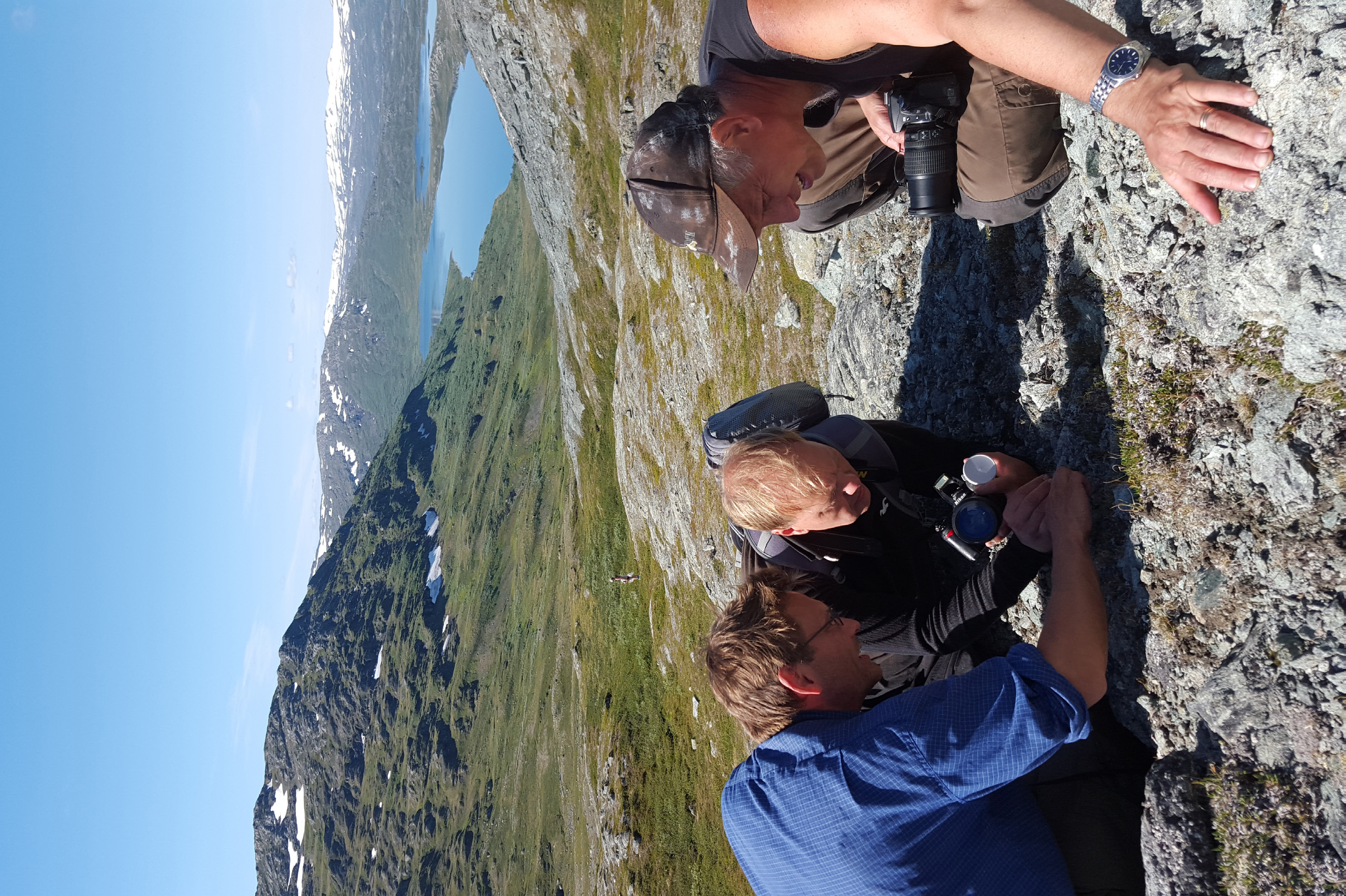 FLORAVÄKTARNA Verksamhetsberättelse 2016 Lyckliga floraväktare hittar grusnarv på Unna Tuki i Padjelanta nationalpark. Foto: Christel Gustafsson.