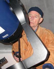 10 BO EKSTRÖM IN MEMORIAM Mitt första möte med den legendariske amatörastronomen Bo Ekström var när jag som föreläsare var inbjuden till Gislaveds astronomiska sällskap GAS lokal för att berätta om