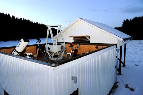 14 Fryksdalsobservatoriet 2012 I mitten syns det ej färdigställda 30-tumstelskopet (F4,1) tillsammans med en 16-tums Meade och några mindre instrument.