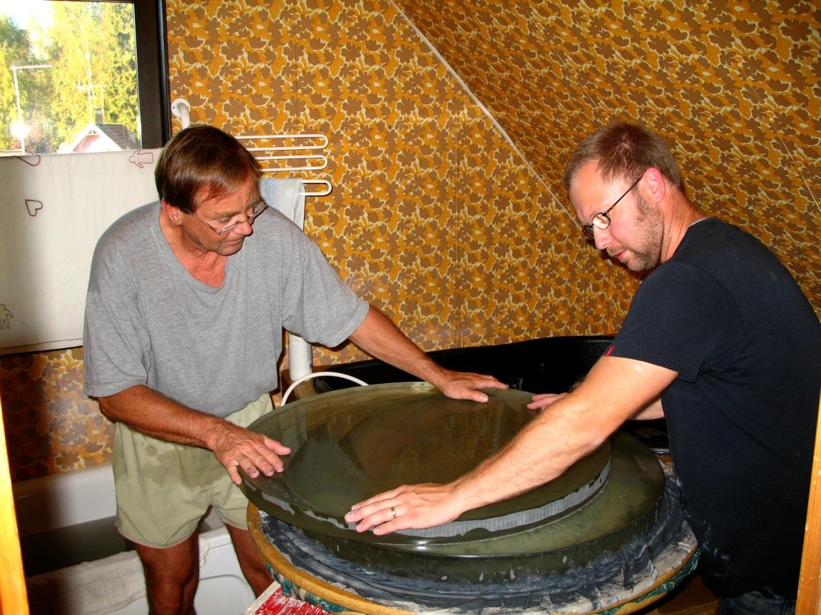16 Joel och jag i första stadiet av slipprocessen. Pyrexglas, 760 mm diam. Tjocklek: 52 mm.